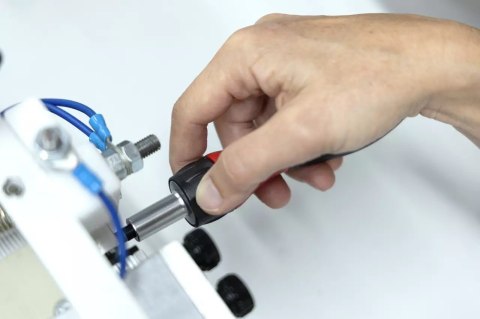 WKRĘTAK Z UCHWYTEM 1/4' Z GRZECHOTKĄ SOFTFINISH WIHA